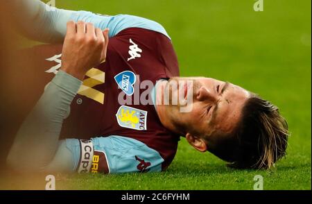 Jack Grealish von Aston Villa liegt beim Premier League-Spiel in Villa Park, Birmingham, verletzt. Stockfoto