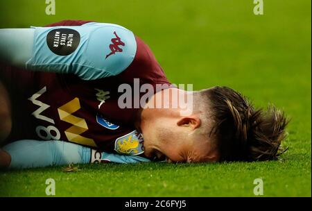 Jack Grealish von Aston Villa liegt beim Premier League-Spiel in Villa Park, Birmingham, verletzt. Stockfoto