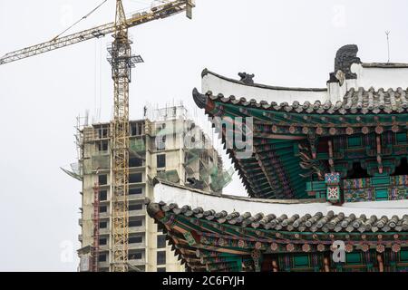 Arbeiter bei der Arbeit auf einer Baustelle in Zentral-Pjöngjang, Nordkorea Stockfoto