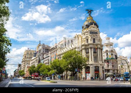 MADRID, SPANIEN - JULI 11: Metropolis Hotel in Madrid in einem schönen Sommertag am 11. Juli 2014 in Madrid, Spanien Stockfoto
