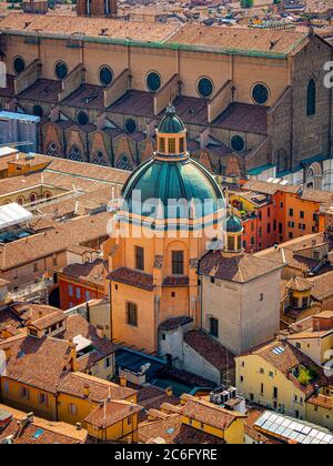 Luftaufnahme der Kuppel von Santuario di Santa Maria della Vita und der Basilika von San Petronio. Bologna. Stockfoto