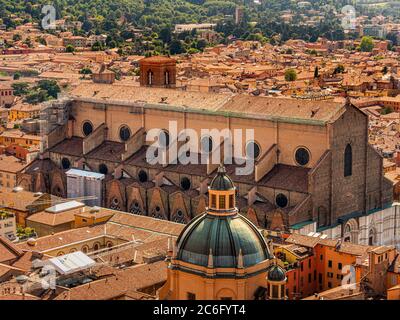 Luftaufnahme der Kuppel von Santuario di Santa Maria della Vita und der Basilika von San Petronio. Bologna. Stockfoto