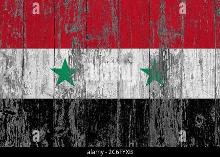 Syrien Flagge auf Grunge zerkratzte Holzoberfläche. Nationaler Vintage Hintergrund. Alte Holztisch zerkratzt Flagge Oberfläche. Stockfoto