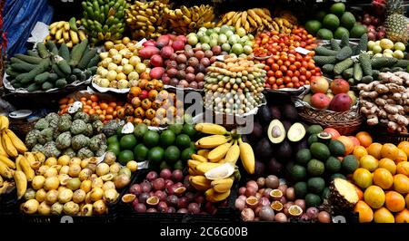 Obst-Ausgaben auf einem Obstmarkt Stand Stockfoto