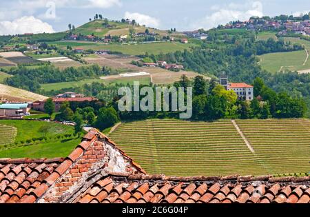 Blick von der Stadt Roddi, Piemont, Italien Stockfoto