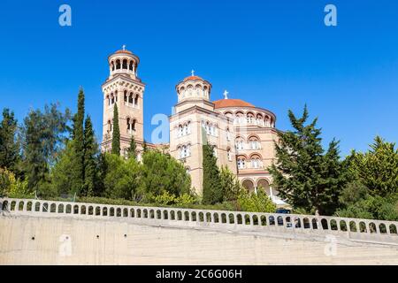 Kirche des Heiligen Nektarios auf der Insel Ägina an einem Sommertag in Griechenland Stockfoto