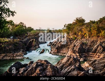 Fluss, der von Si Phi Falls oder Somphamit fließt, kennt auch als Liphi Wasserfälle oder Don Khone auf der Insel Don Det, viertausend Inseln, Si Phan Don, Stockfoto