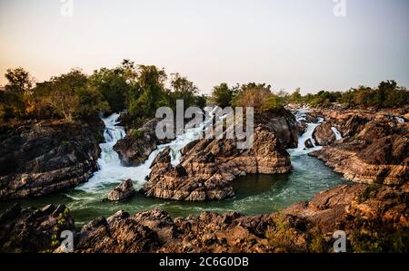 Fluss, der von Si Phi Falls oder Somphamit fließt, kennt auch als Liphi Wasserfälle oder Don Khone auf der Insel Don Det, viertausend Inseln, Si Phan Don, Stockfoto