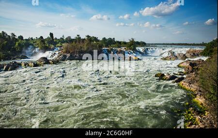 Fluss, der von Si Phi Falls oder Somphamit fließt, kennt auch als Liphi Wasserfälle oder Don Khone auf der Insel Don Det, viertausend Inseln, Si Phan Don, Stockfoto