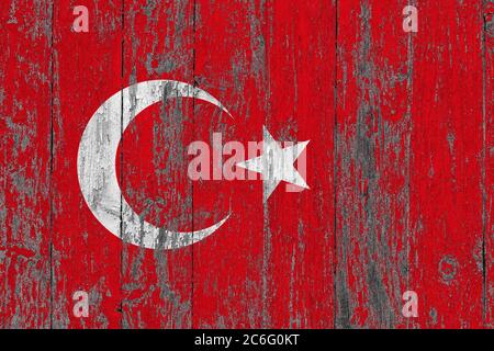 Türkei Flagge auf grunge zerkratzte Holzoberfläche. Nationaler Vintage Hintergrund. Alte Holztisch zerkratzt Flagge Oberfläche. Stockfoto