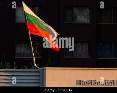 Die Nationalflagge Bulgariens, die am Tor zum Wohnkomplex in Sofia Bulgarien, Osteuropa, Balkan und EU fährt Stockfoto