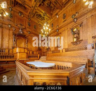 Marmortisch im Anatomischen Theater des Archiginnasio. Bologna, Italien. Stockfoto