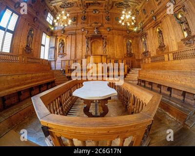 Marmortisch im Anatomischen Theater des Archiginnasio. Bologna, Italien. Stockfoto