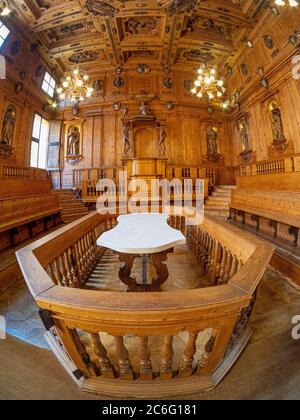 Marmortisch im Anatomischen Theater des Archiginnasio. Bologna, Italien. Stockfoto