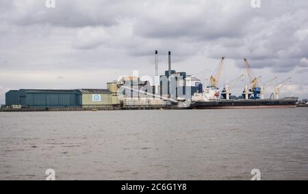 Ein Tanker liegt neben der Zuckerfabrik Tate and Lyle in West Silvertown im Osten Londons, Großbritannien Stockfoto