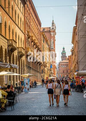 Straßencafés mit Touristen zu Fuß entlang der Via dell'Indipendenza. Bologna. Italien. Stockfoto