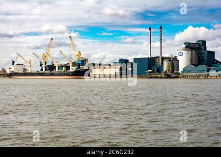 Ein Tanker liegt neben der Zuckerfabrik Tate and Lyle in West Silvertown im Osten Londons, Großbritannien Stockfoto