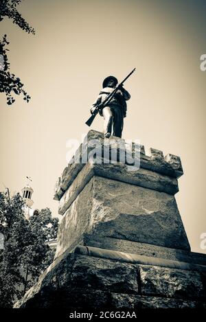 Nahaufnahme eines konföderierten Soldaten mit einer Büchsenstatue auf einem Steinsockel im Rutherford County Courthouse in Murfreesboro, TN, USA, in sepi Stockfoto