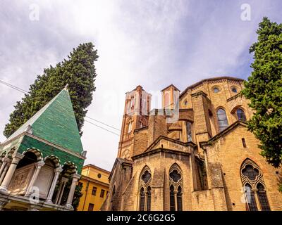 Blick auf die Basilika San Francesco und das Grab Glossatori von der Piazza Malppighi. Bologna, Italien. Stockfoto