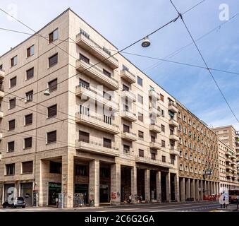 Wohnimmobilie im Brutalistischen Stil in Bologna. Italien. Stockfoto