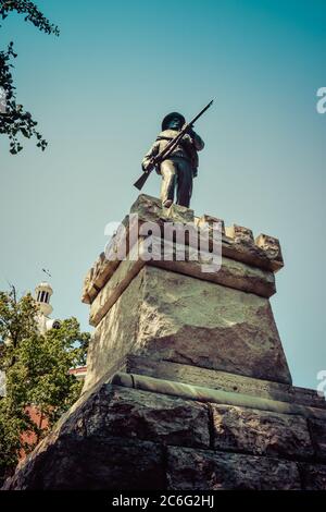 Nahaufnahme eines konföderierten Soldaten mit einer Büchsenstatue auf einem Steinsockel im Rutherford County Courthouse in Murfreesboro, TN, USA Stockfoto