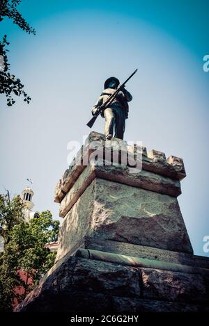 Nahaufnahme eines konföderierten Soldaten mit einer Büchsenstatue auf einem Steinsockel im Rutherford County Courthouse in Murfreesboro, TN, USA Stockfoto