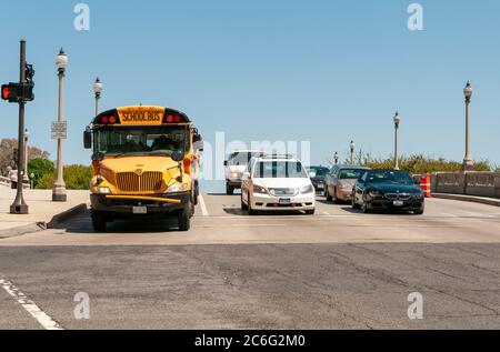 Chicago, Illinois, USA - 23. April 2012: Gelbe Schulbusse und Autos hielten an der roten Ampel auf der Straße in Chicago Downtown, Illinois, USA Stockfoto