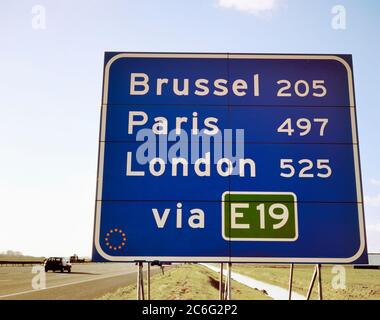 Amsterdam, Noord Holland, Niederlande - 7. Mai 2018: Holländische Autobahn E19 Schild bei Amsterdam mit der Entfernung auf der Straße nach Brussel, Paris und Londo Stockfoto