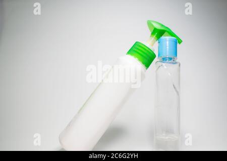 Handwäsche und Desinfektionsmittel isoliert auf weißem Hintergrund. Hygienekonzept Stockfoto
