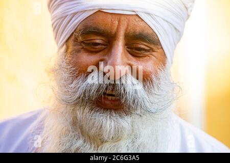 8. Juli 2020, Los Angeles, Kalifornien, USA: Manjeet Singh lächelt, als er sich nach einer Esspause bereit macht, seine Maske wieder anzuziehen. Er ist Chefkoch und hat in der Khalsa Care Foundation Essen zubereitet. Die Gemeinde Sikh in Pacoima arbeitet mit dem Büro des Bürgermeisters und dem Department on Disability zusammen und serviert täglich 3,000 Mahlzeiten. Sie haben 50-55 Freiwillige, die von Montag bis Freitag erscheinen, um Mahlzeiten in ihrer Gurdwara (Tempel) zu machen. Kostenlose Mahlzeiten für alle in Not ist eine Sikh Tradition namens Langar. Aus diesem Grund war die Gemeinschaft bereit mit Ressourcen wie eine Gemeinschaftsküche zu Stockfoto