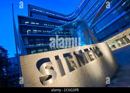 München, Deutschland. Juli 2020. Außenansicht Siemens Zentrale, Gebäude, Zentrale in Werner von Siemens Strasse 1 in München mit Nachbau. Schriftzug, Logo, beleuchtet. Quelle: dpa/Alamy Live News Stockfoto