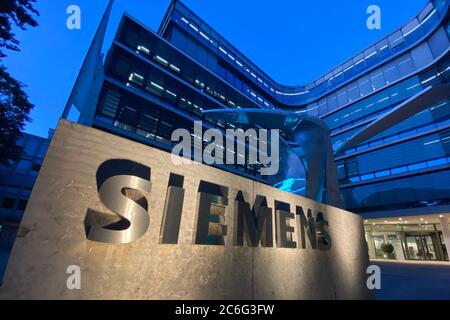 München, Deutschland. Juli 2020. Außenansicht Siemens Zentrale, Gebäude, Zentrale in Werner von Siemens Strasse 1 in München mit Nachbau. Schriftzug, Logo, beleuchtet. Quelle: dpa/Alamy Live News Stockfoto