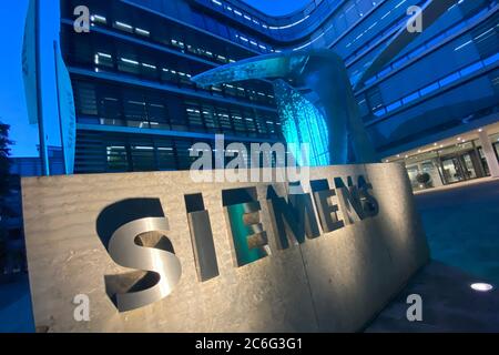 München, Deutschland. Juli 2020. Außenansicht Siemens Zentrale, Gebäude, Zentrale in Werner von Siemens Strasse 1 in München mit Nachbau. Schriftzug, Logo, beleuchtet. Quelle: dpa/Alamy Live News Stockfoto