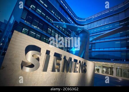 München, Deutschland. Juli 2020. Außenansicht Siemens Zentrale, Gebäude, Zentrale in Werner von Siemens Strasse 1 in München mit Nachbau. Schriftzug, Logo, beleuchtet. Quelle: dpa/Alamy Live News Stockfoto