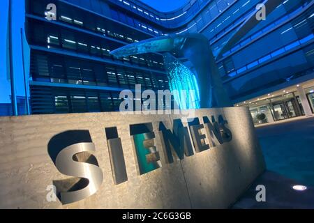München, Deutschland. Juli 2020. Außenansicht Siemens Zentrale, Gebäude, Zentrale in Werner von Siemens Strasse 1 in München mit Nachbau. Schriftzug, Logo, beleuchtet. Quelle: dpa/Alamy Live News Stockfoto