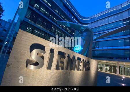 München, Deutschland. Juli 2020. Außenansicht Siemens Zentrale, Gebäude, Zentrale in Werner von Siemens Strasse 1 in München mit Nachbau. Schriftzug, Logo, beleuchtet. Quelle: dpa/Alamy Live News Stockfoto