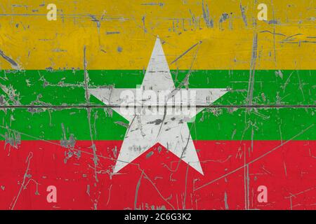 Myanmar Flagge auf rissige schmutzige Oberfläche gemalt. Nationales Muster auf Vintage-Style-Oberfläche. Verkratzt und verwittert Konzept. Stockfoto