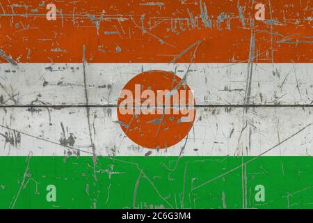 Niger Flagge auf rissige schmutzige Oberfläche gemalt. Nationales Muster auf Vintage-Style-Oberfläche. Verkratzt und verwittert Konzept. Stockfoto