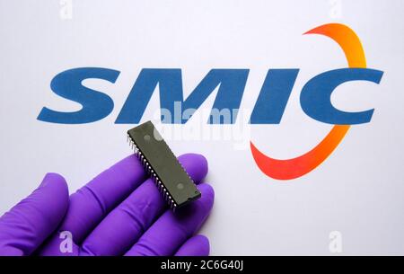 Stone / Großbritannien - 9. Juli 2020: SMIC (Semiconductor Manufacturing International Corporation) Logo auf dem gedruckten Dokument und ein großer Mikrochip Stockfoto