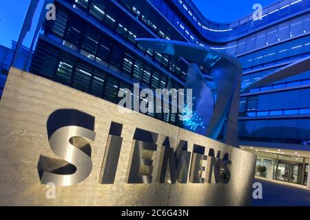 München, Deutschland. Juli 2020. Außenansicht Siemens Zentrale, Gebäude, Zentrale in Werner von Siemens Strasse 1 in München mit Nachbau. Schriftzug, Logo, beleuchtet. Quelle: dpa/Alamy Live News Stockfoto