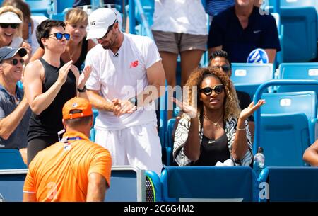 Serena Williams aus den Vereinigten Staaten beobachtet Schwester Venus während ihres dritten Spielrunde bei den Western & Southern Open WTA Premier Tennis 5 Tournament 2019 Stockfoto