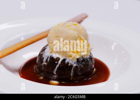 Sticky Toffee Pudding mit Vanilleeis und Karamellsauce Stockfoto