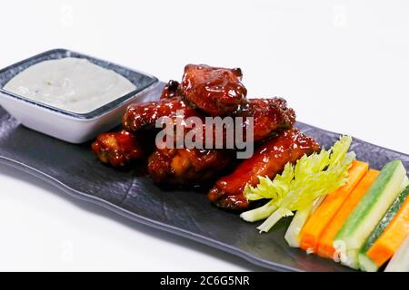 buffalo Chicken Wings mit blauem Käse-Dip und knusprigem Gemüse Stockfoto