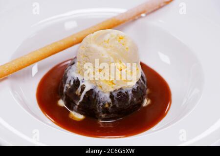 Sticky Toffee Pudding mit Vanilleeis und Karamellsauce Stockfoto