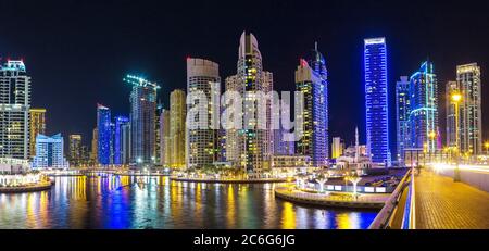 Panorama von Dubai Marina in einer Sommernacht, Dubai, VAE. Stockfoto