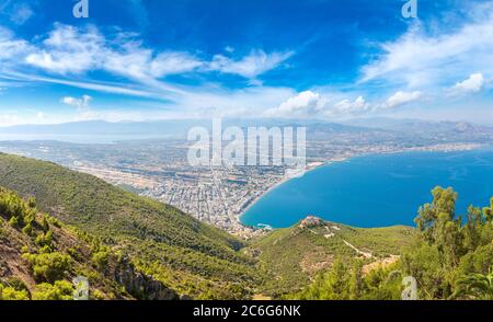 Panoramablick auf Loutraki und Ägäis, Griechenland an einem Sommertag Stockfoto