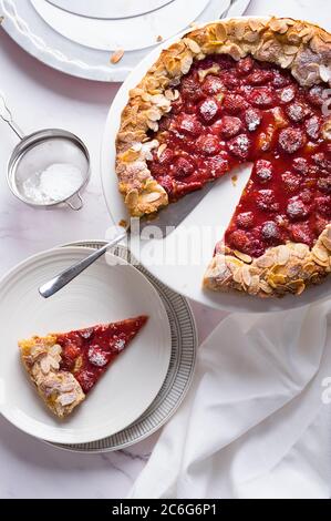 Köstliche gebackene rustikale Erdbeerkuchen auf weißem Marmor Hintergrund, Draufsicht Stockfoto
