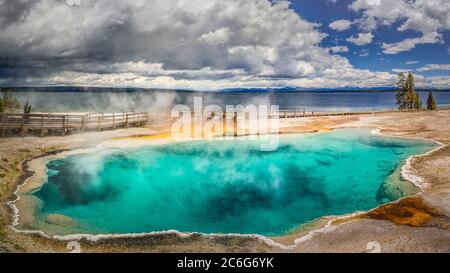 Schöner Abend im West Thumb Geyser Basin mit Yellowstone Lake im Bacground. Stockfoto