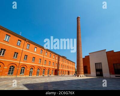 Das erneuerte Mata-Gebäude und der Kamin in Piazzetta dal Paltadori. Modena, Italien. Stockfoto