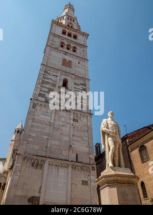 Statue des Dichters Alessandro Tassoni auf der Piazza della Torre mit der Kathedrale von Modena. Italien Stockfoto